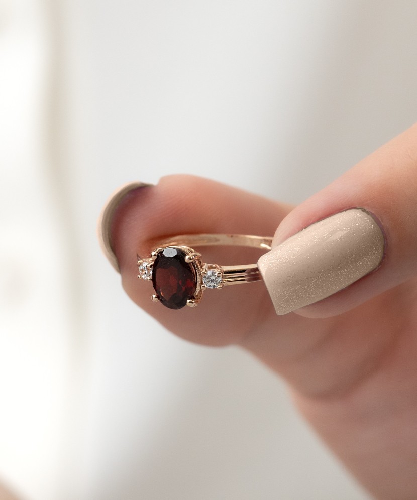 Auksinis žiedas su granatu ir cirkoniais