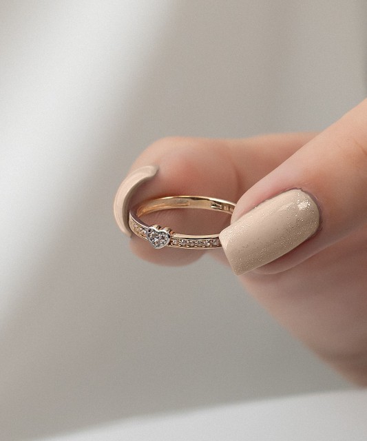 Auksinis žiedas su cirkoniais