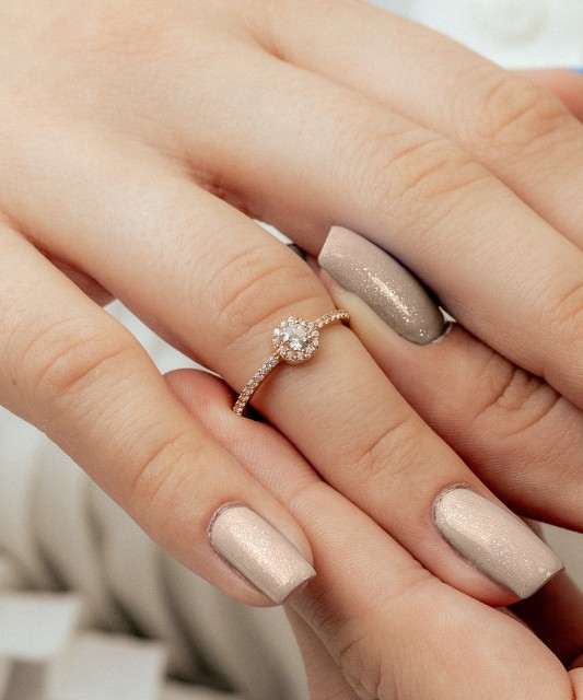 Auksinis žiedas su cirkoniais