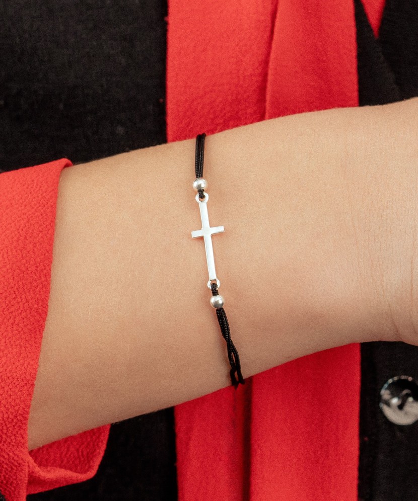 Juodo Siūlo Apyrankė Su Sidabriniu Pakabuku