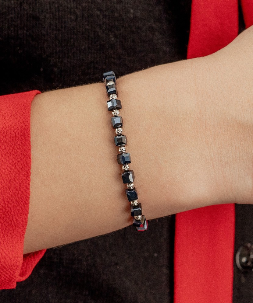 Juodo Siūlo Apyrankė Su Sidabru Ir Hematitais