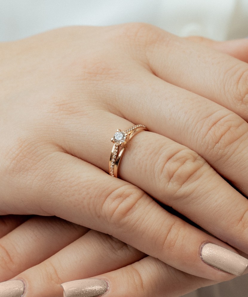 Auksinis žiedas su cirkoniais