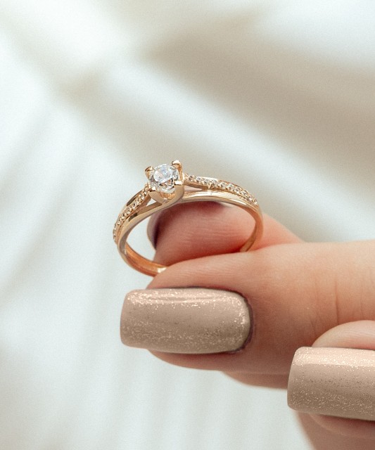 Auksinis žiedas su cirkoniais