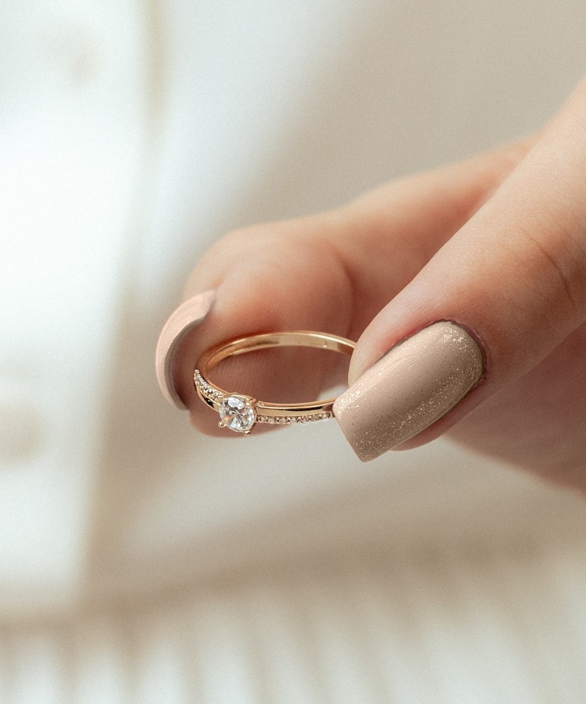 Auksinis žiedas su cirkoniais