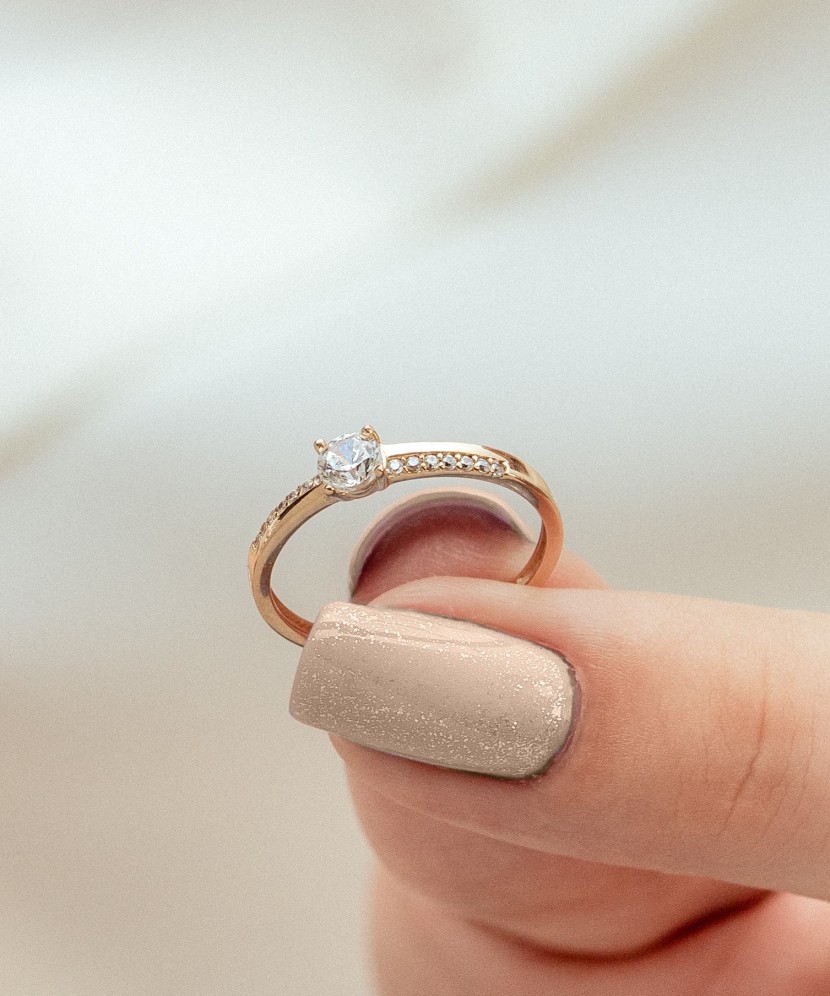 Auksinis žiedas su cirkoniais