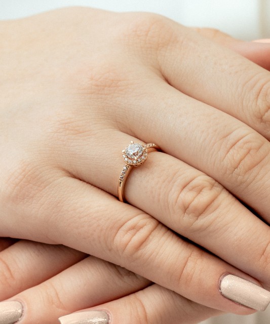 Auksinis žiedas su cirkoniais