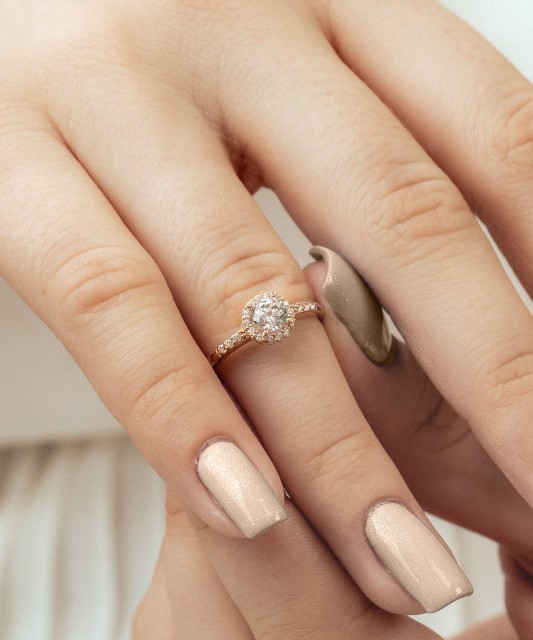 Auksinis žiedas su cirkoniais