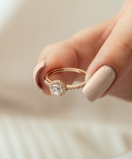 Auksinis žiedas su cirkoniais