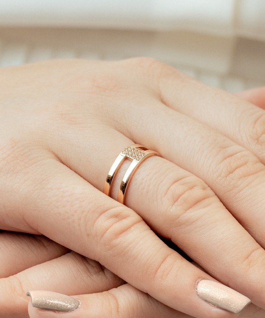 Auksinis žiedas su cirkoniais