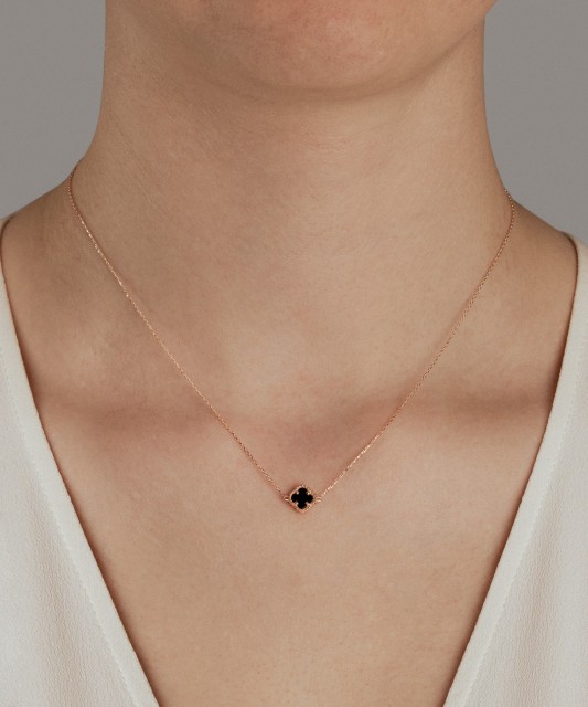 Auksinė grandinėlė su onikso pakabuku