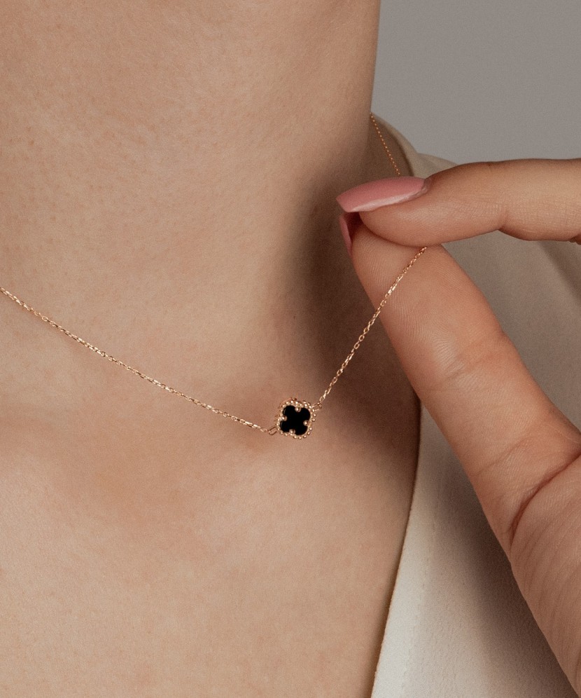 Auksinė grandinėlė su onikso pakabuku