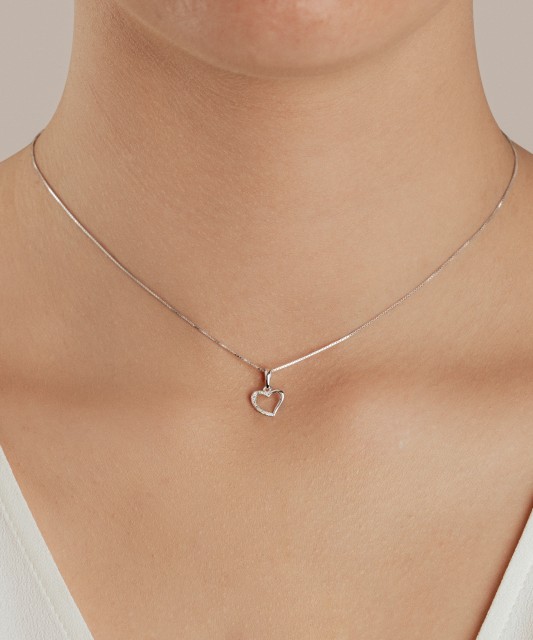 Balto aukso pakabukas su deimantais "Širdelė"