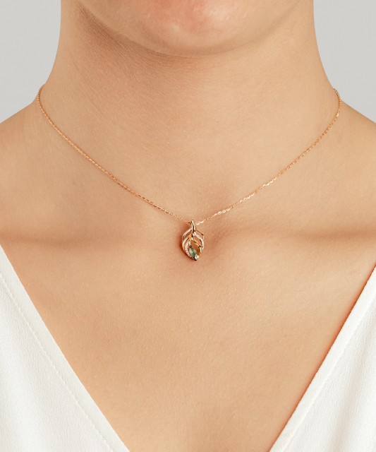 Geltono aukso pakabukas su deimantais ir smaragdu