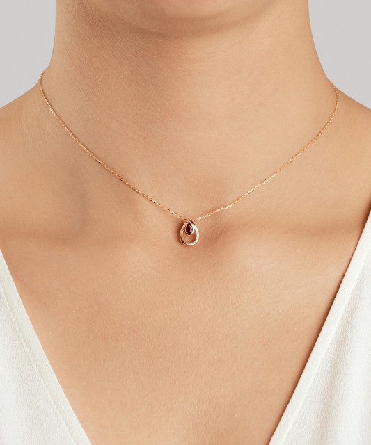 Auksinis pakabukas su deimantais ir rubinu