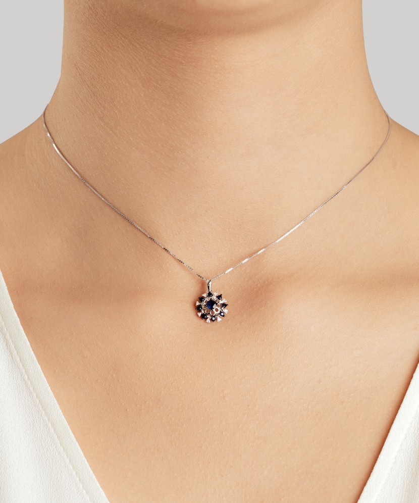 Balto aukso pakabukas su deimantais ir safyrais