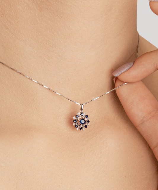 Balto aukso pakabukas su deimantais ir safyrais