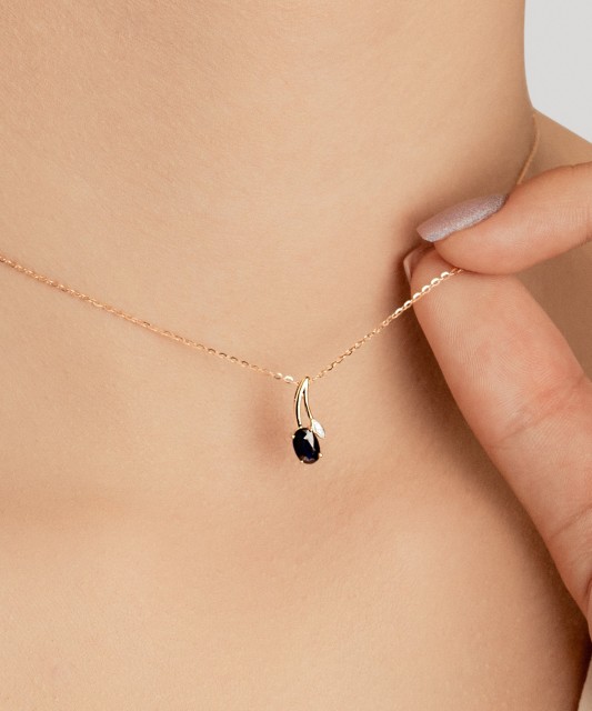 Geltono aukso pakabukas su deimantais ir safyrais