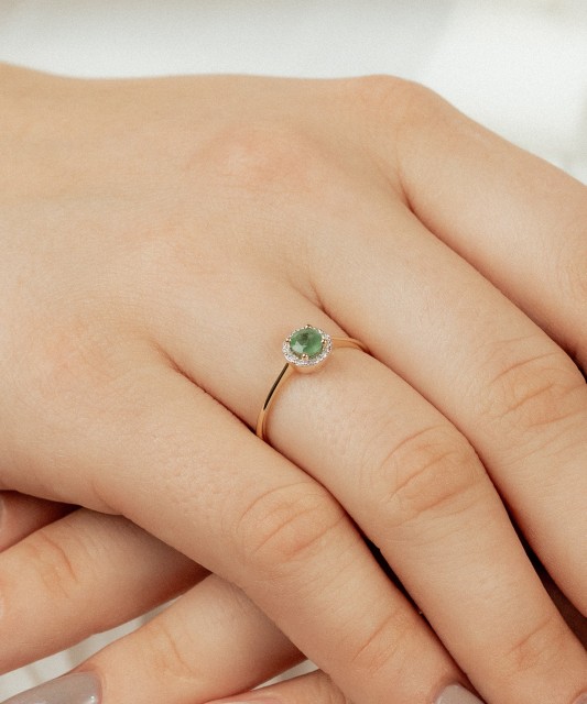 Geltono aukso žiedas su smaragdu ir deimantais