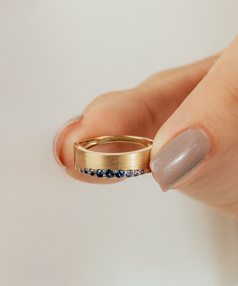 Geltono aukso žiedas su safyrais ir deimantais