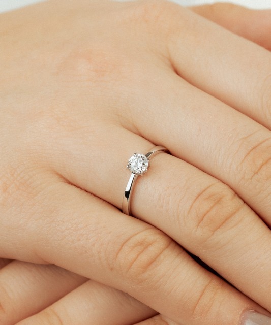 Balto aukso žiedas su deimantu (0.50ct)