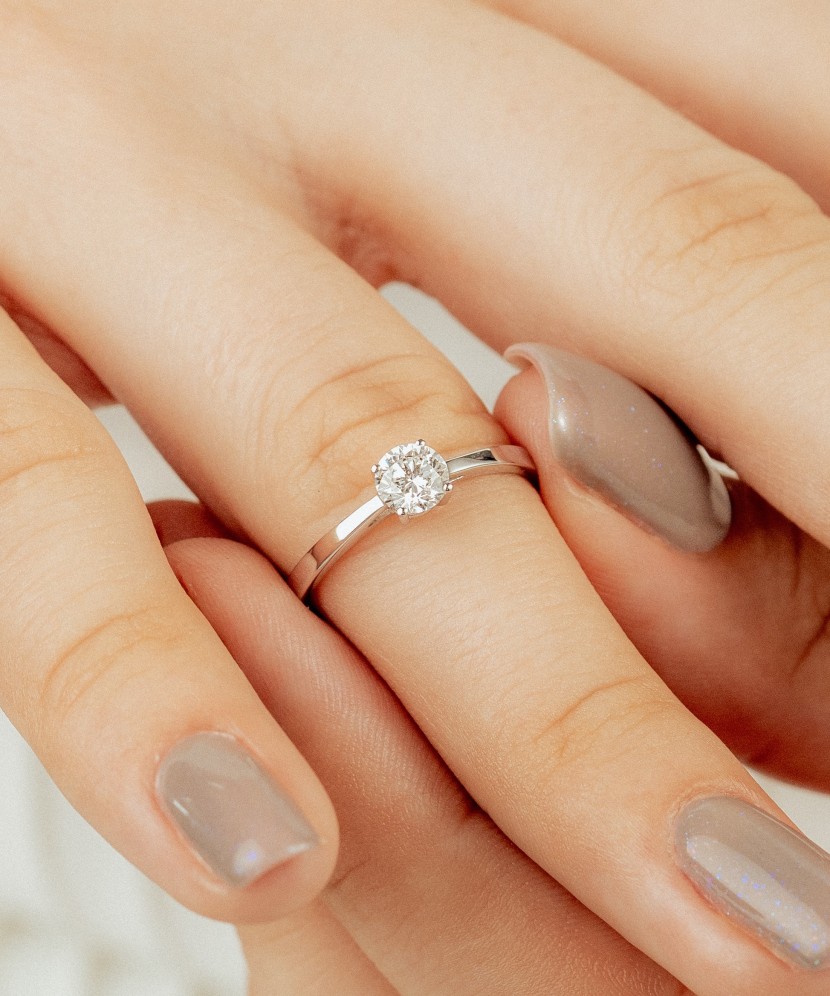 Balto aukso žiedas su deimantu (0.50ct)