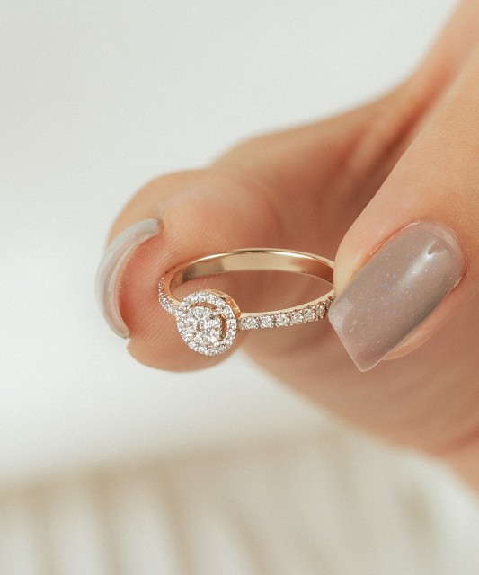 Auksinis žiedas su deimantais