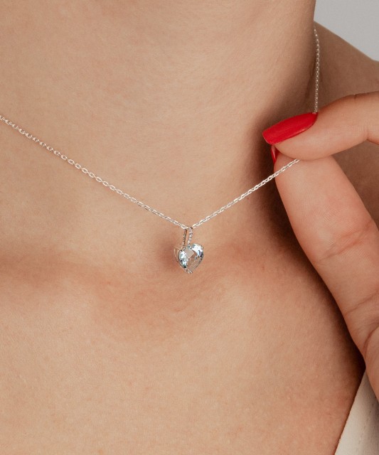 Balto aukso pakabukas su topazu ir deimantais "Širdelė"