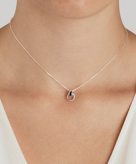 Balto aukso pakabukas su safyru ir deimantais