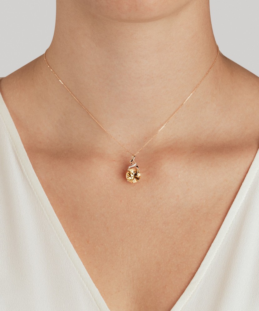 Geltono aukso pakabukas su citrinu ir deimantais