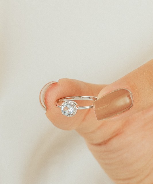 Balto aukso žiedas su topazu ir deimantais