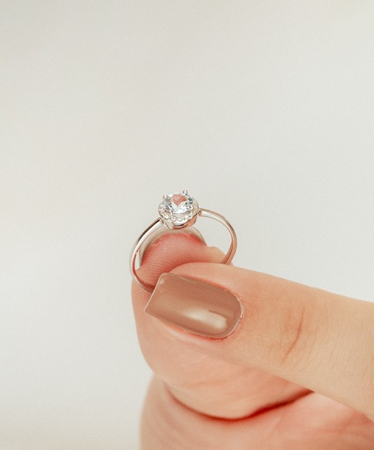 Balto aukso žiedas su topazu ir deimantais