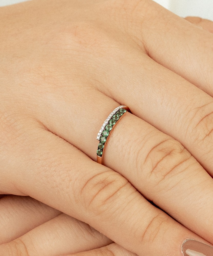 Auksinis žiedas su smaragdais ir deimantais