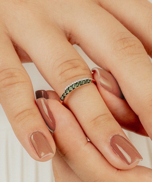 Auksinis žiedas su smaragdais ir deimantais