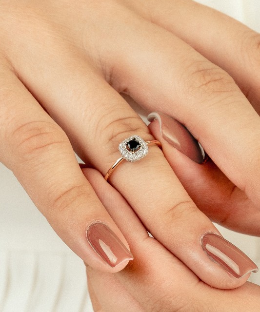 Auksinis žiedas su safyru ir deimantais