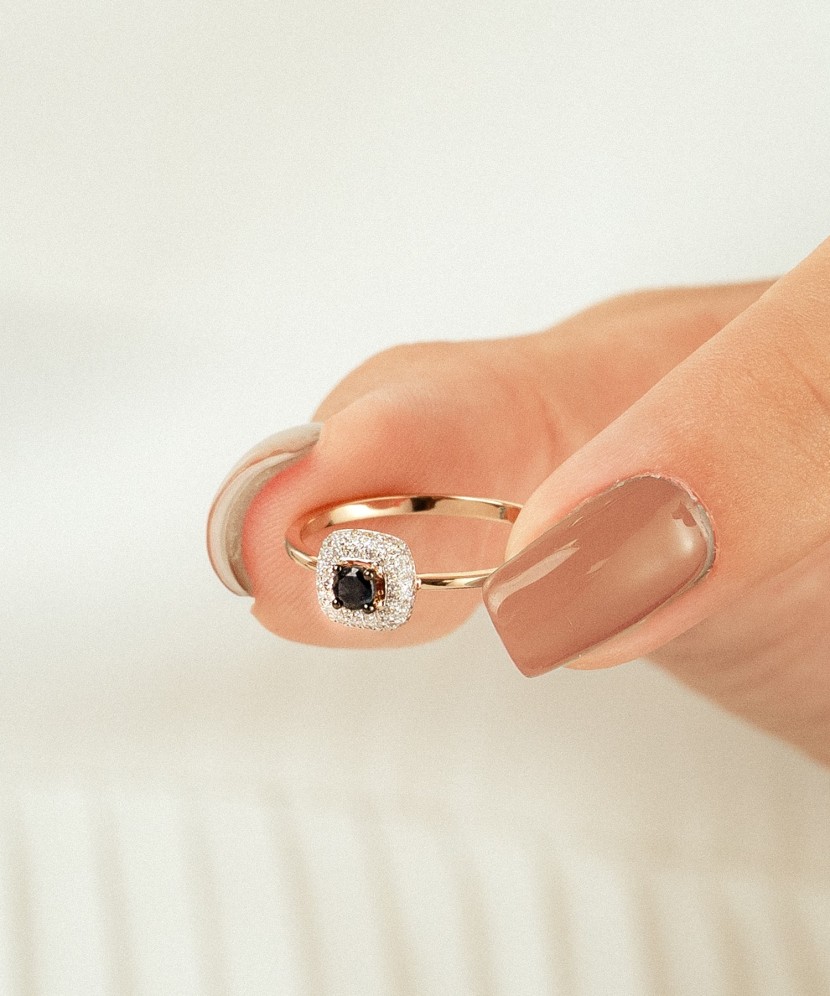 Auksinis žiedas su safyru ir deimantais