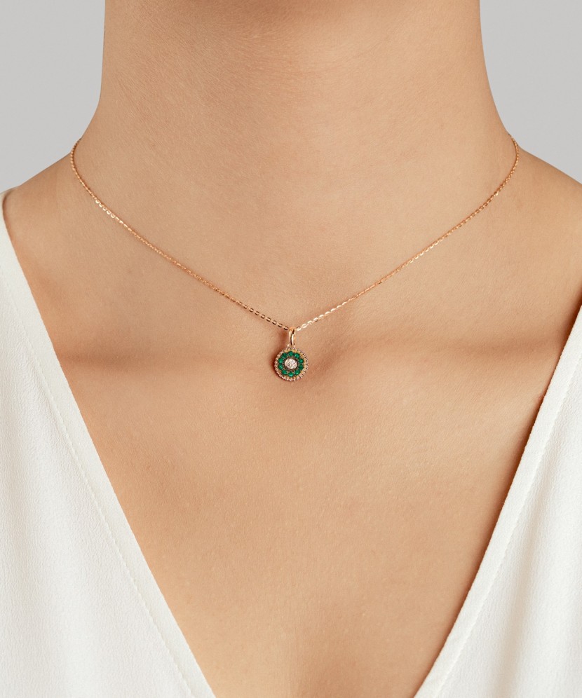 Geltono aukso pakabukas su smaragdais ir deimantais