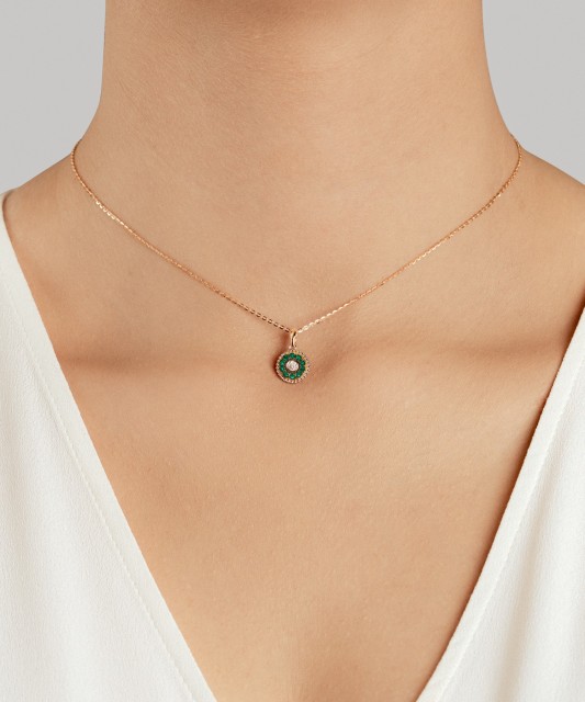 Geltono aukso pakabukas su smaragdais ir deimantais