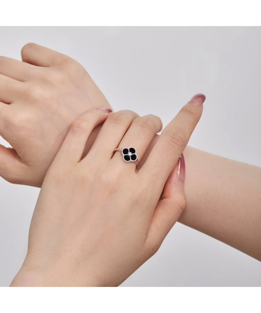 Sidabrinis žiedas su oniksu ir cirkoniais