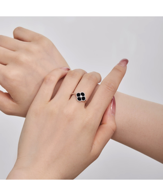 Sidabrinis žiedas su oniksu ir cirkoniais