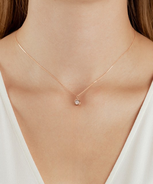 Auksinis pakabukas su deimantu