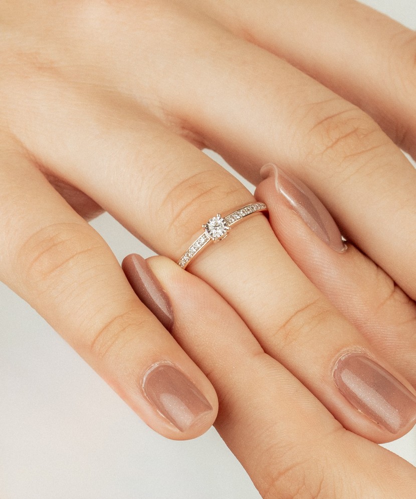 Auksinis žiedas su deimantais