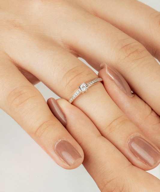 Auksinis žiedas su deimantais