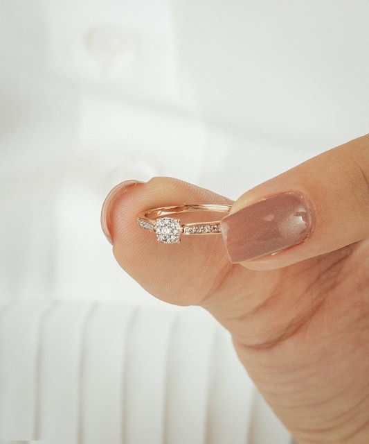 Auksinis žiedas su deimantais