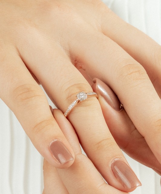 Auksinis žiedas su deimantais