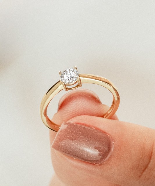 Geltono aukso žiedas su deimantais