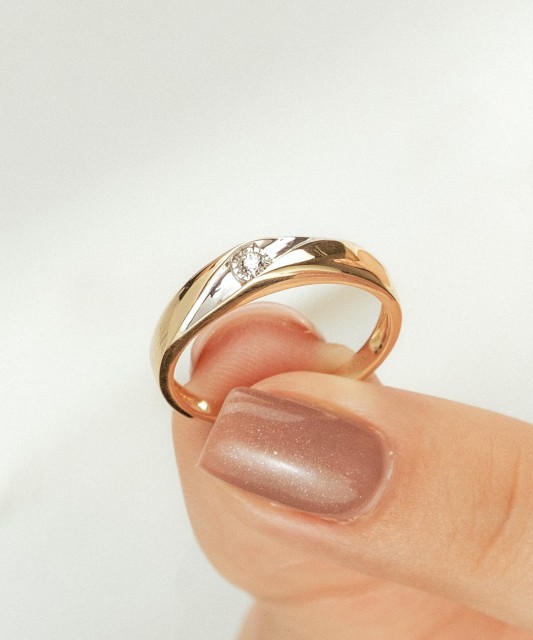 Geltono aukso žiedas su deimantu