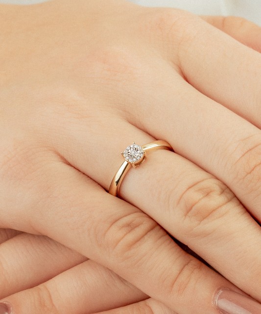 Geltono aukso žiedas su deimantais