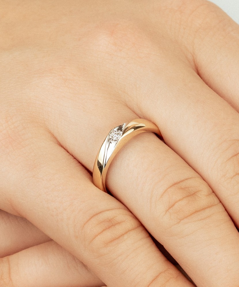 Geltono aukso žiedas su deimantu