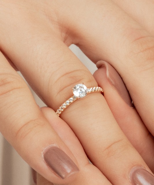 Auksinis žiedas su cirkoniais