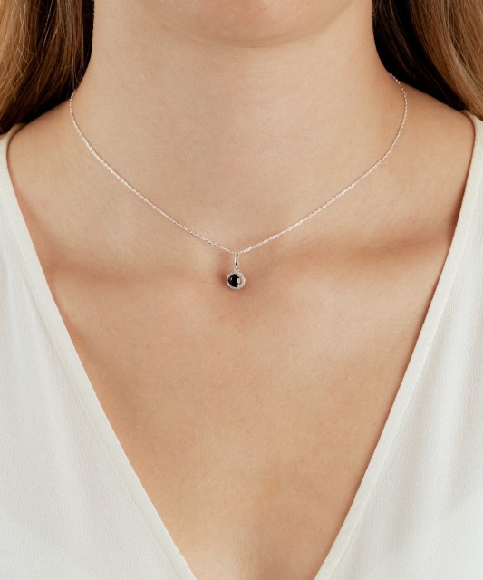 Balto aukso pakabukas su safyru ir deimantais